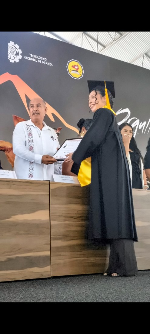Grecia durante la entrega de su diploma en la ceremonia de fin de cursos